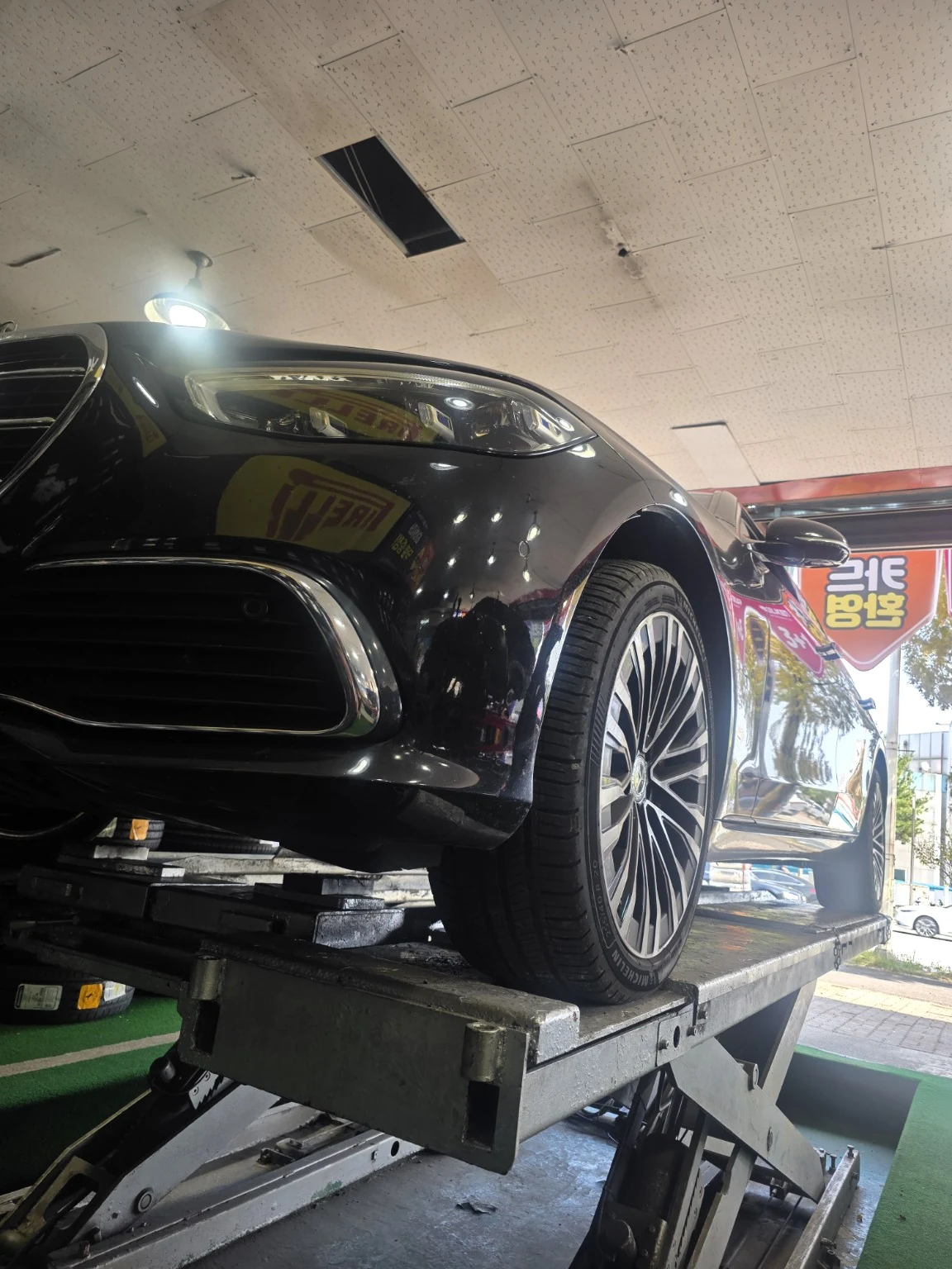가경점 리프트 위 벤츠 S580의 앞바퀴와 차체
